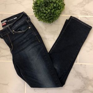 Levi’s Denizen Classic Straight Leg Skinnies